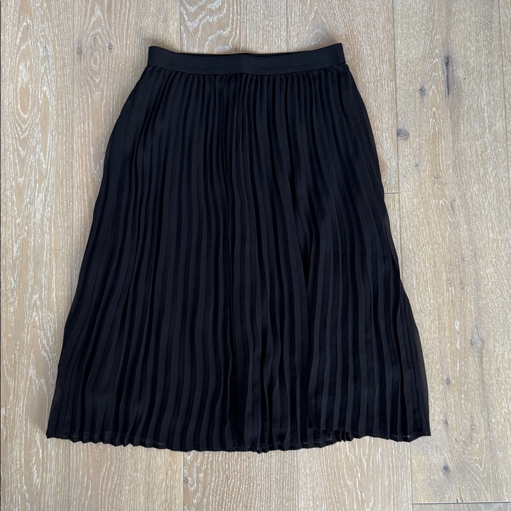 Old Navy Black Midi A-Line Pleated Skirt. Size Small.